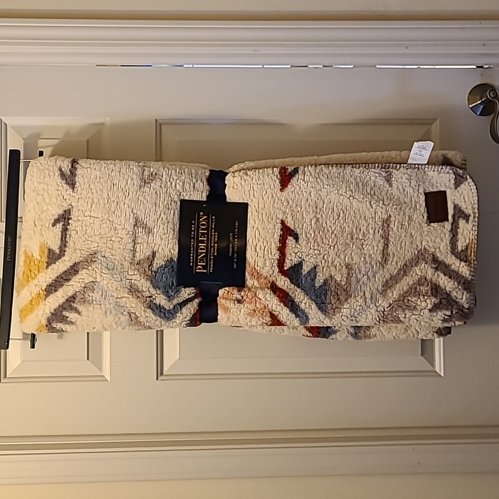 Pendleton Throw Blanket - Picture 6 of 6